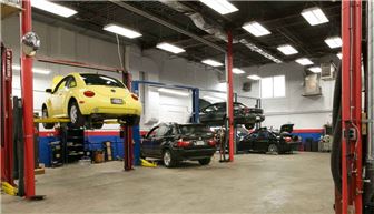 Describe the showrooms and factors of Used Cars Holland.